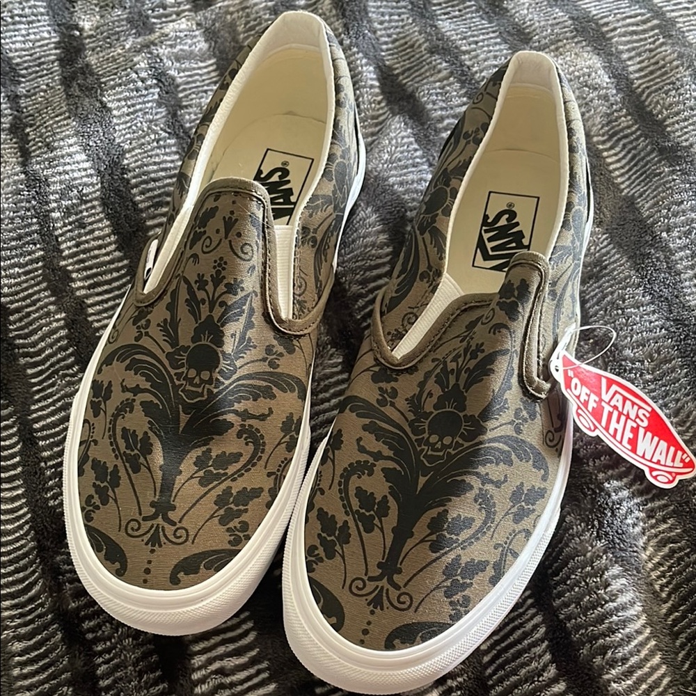 Vans Men Olive Green Slip-On Shoes with Skull Design